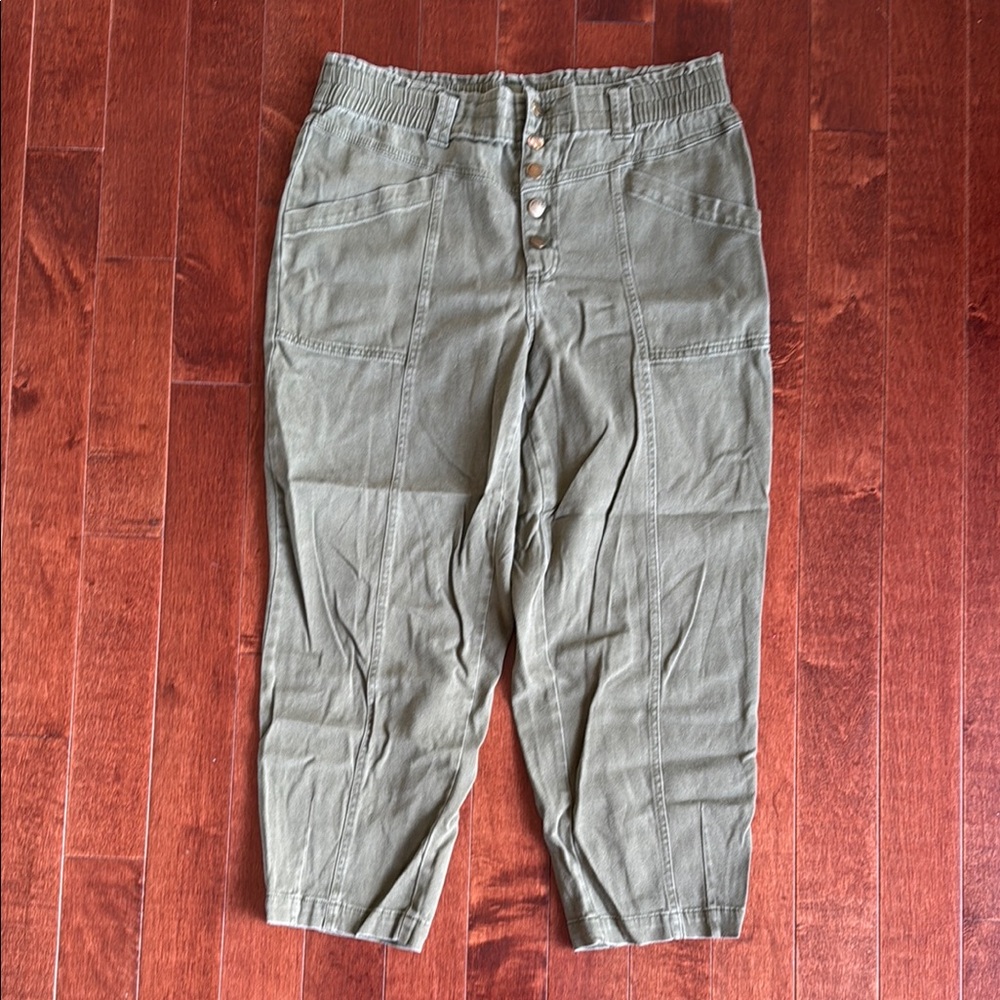Green Cargo Pants with Relaxed Fit and Cropped Length